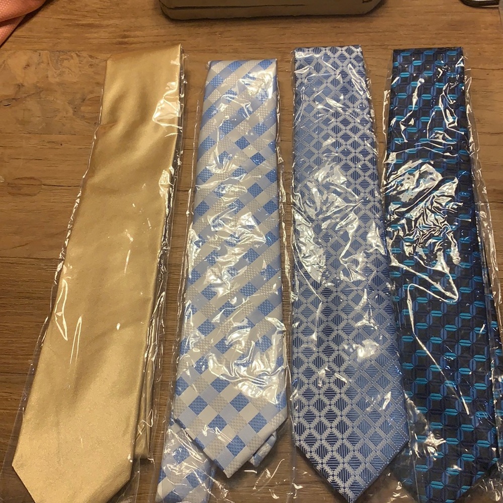 *****FINAL MARKDOWN****
4 NEW Tie Bundle with 1 pocket swatch.